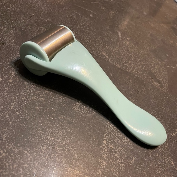 🧊 Chloe Emerald Professional Ice Roller 🧊 - Picture 3 of 4